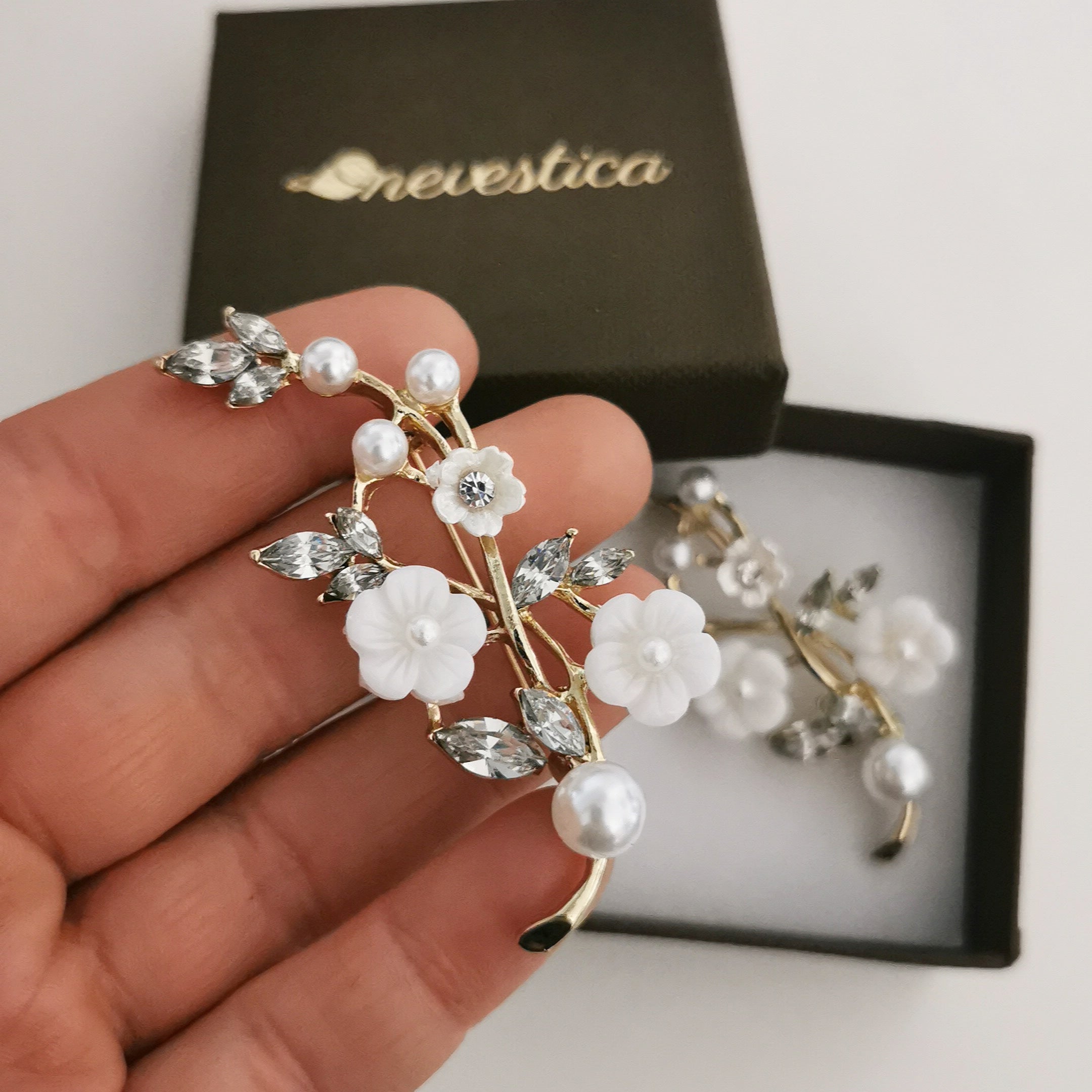 Natasha Crystal/Pearl Flower Brooch/Pin Natasha Crystal/Pearl Flower Brooch/Pin