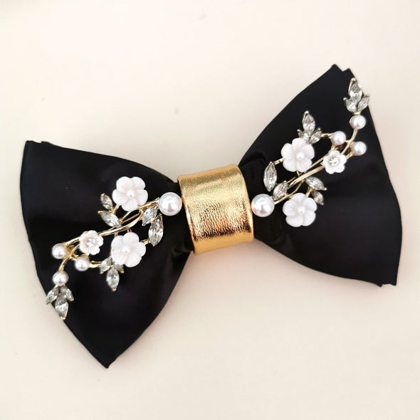 Men’s formal suit black and gold bow tie. Made of gold leather and black satin. Elegant black satin bow tie for boys prom suit, wedding bowtie, groomsmen bow tie gold black gift sets. This bowtie is with rhinestone applique. 